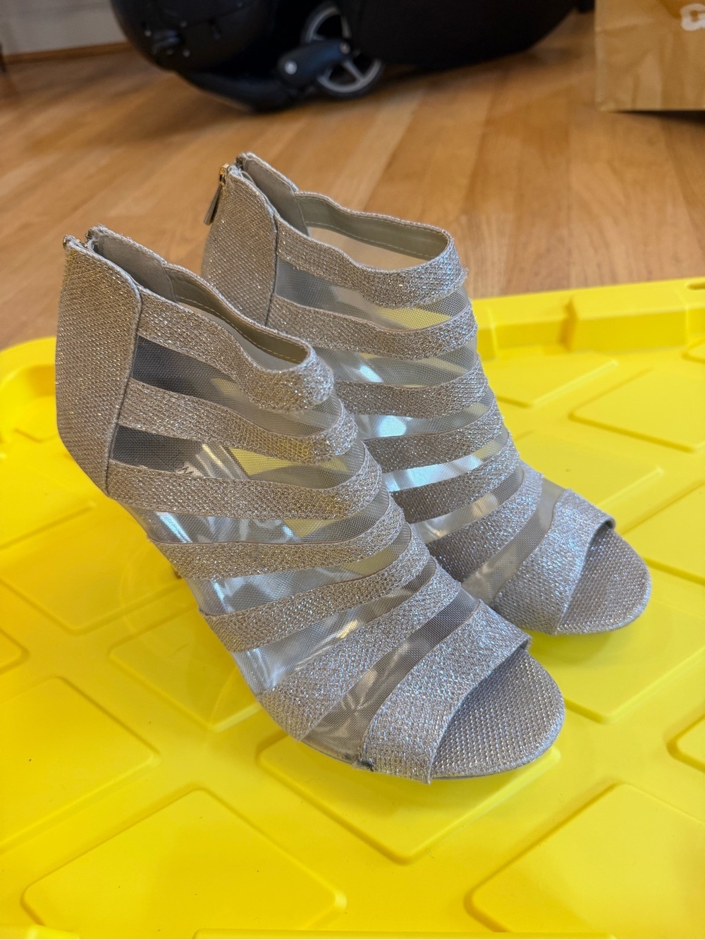 Ladies Size 12M "Hot Tomato" Silver Glitter Strappy Peep-Toe Heels SEXY GUC
